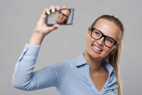 Ile kosztuje leczenie Invisalign i od czego zależy cena?